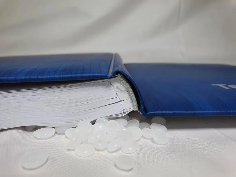 Sprawdzone sposoby: Jakim klejem skleić książkę, by przetrwała lata?